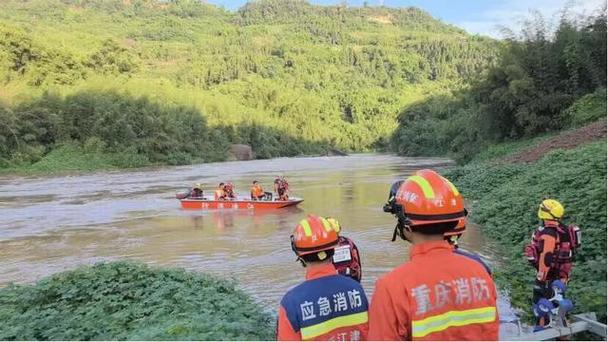 重庆：男子落水险被冲走，消防队员追行300米成功营救, 你怎么看重庆女子被洪水冲走视频重庆女子被洪水冲走 硬盘