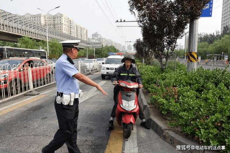 电动车正常行驶时忽然有小孩冲了出来，车主因避让而摔伤但小孩没事，交警会怎样判后车摔倒了感觉是自己的问题怎么办车后摔倒车主判次责 硬盘